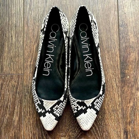 Calvin Klein Emerin Snake Print Flat - Picture 5 of 11